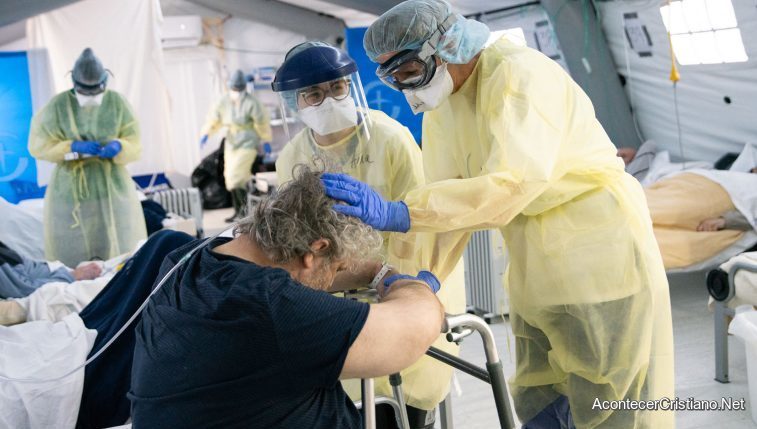 Medico orando por pacientes.