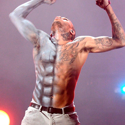Chris Brown sem camisa com o corpo pintado