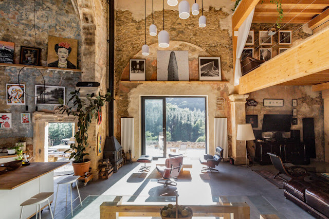 Home tour  une église rénovée en habitation en Espagne