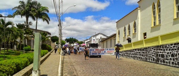 Professores fazem passeata em Macajuba pedindo o reajuste do salário 