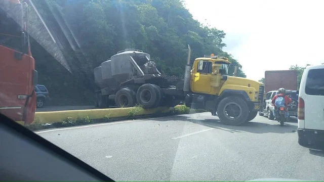 TERRIBLE | Gandola aplastó a un vehículo en la Autopista Francisco de Miranda