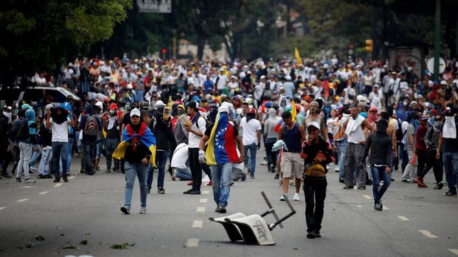 Nasib Venezuela: Diserang Wabah Corona, Kemiskinan, Krisis Politik dan Ekonomi, Kepolisian dan militer Ekuador dikerahkan untuk mengangkut jenazah warga di kota Guayaquil, di tengah wabah virus corona. 