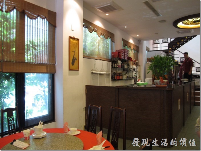 阿美飯店餐廳內的景象，長條形的腹地。