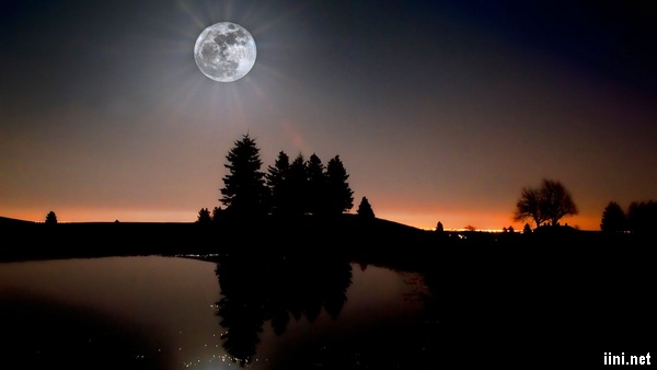 ảnh ánh trăng rọi sáng trong đêm tối