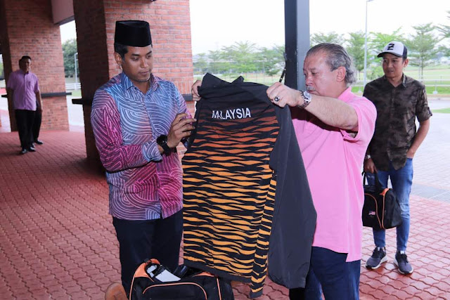 KJ Hadiahkan Cenderahati baju rasmi #TeamMAS kepada Sultan Johor