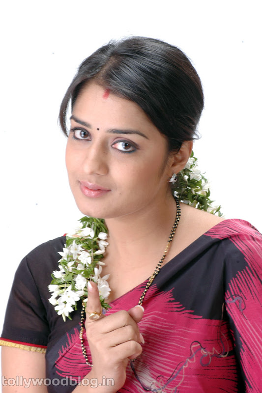 Actress Nikitha Beautiful Photos in Saree cleavage