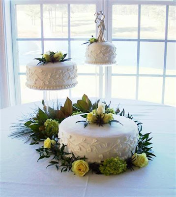White Butter Cream Wedding Cakes With Flowers and Ribbon Decoration