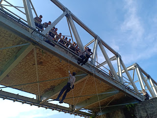 Anggota Sabhara Polres Kapuas Hulu Gelar Latihan Montenering dan Rafling di Jembatan Kapuas