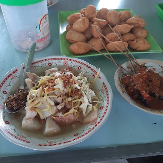 Makan siang di pasir papan