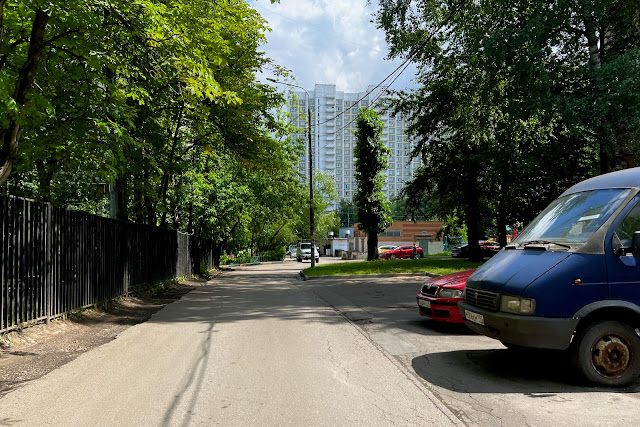 Беловежская улица, Сколковское шоссе, дворы