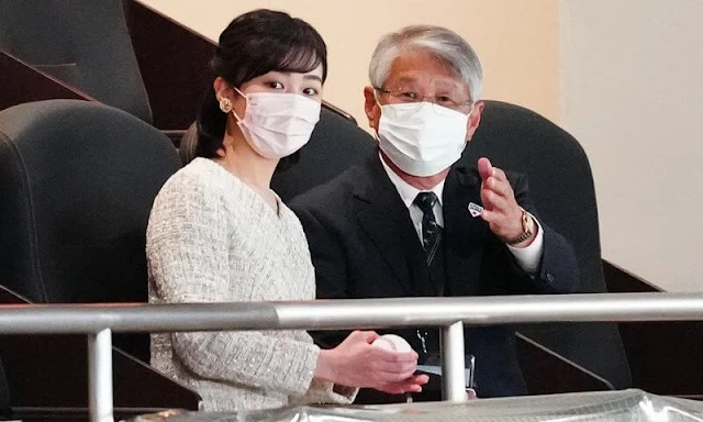 Japanese Princess Kako wore a beige v-neck tweed dress and flower diamond earrings. National High School Women’s Baseball