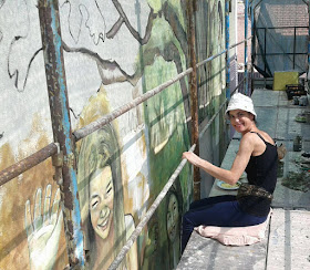 Debora Diana durante la realizzazione del murale