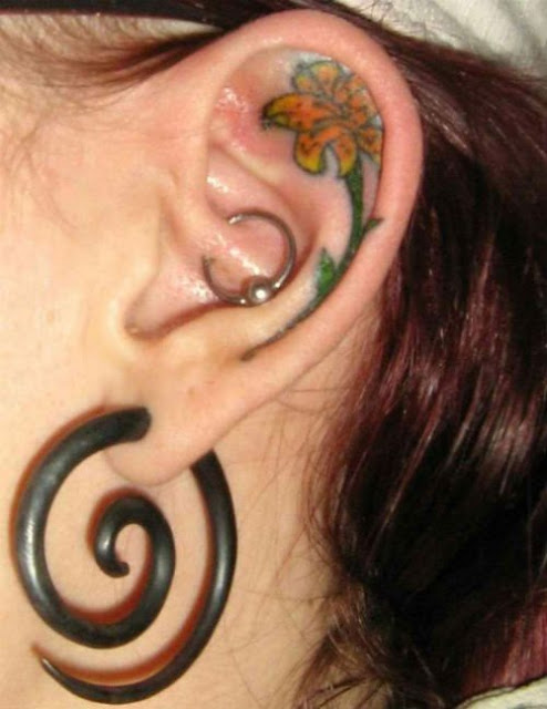 Tatuagens femininas para as orelhas 