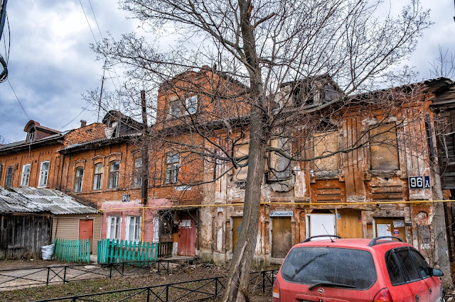 Старый кирпичный дом на Ильинке