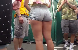 Video hermosa rubia micro shorts apretados