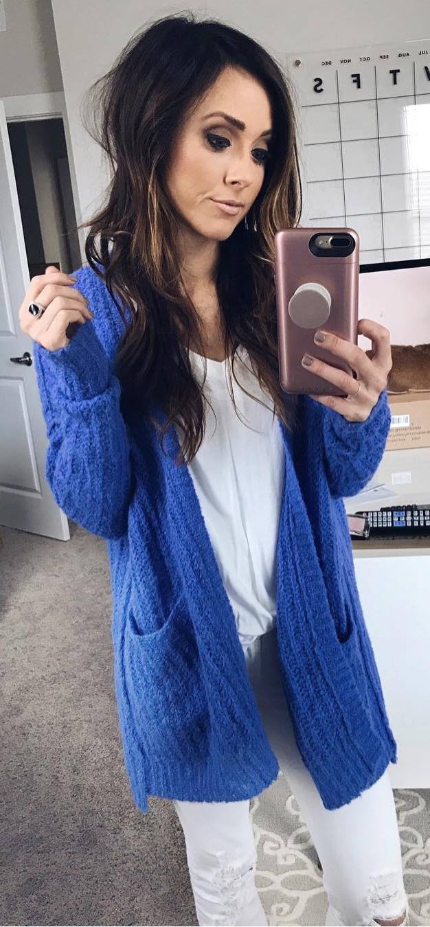 cozy look / blue knit sweater + top + rips