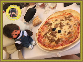 Bubbles le Monchhichi déguste la pizza au thon