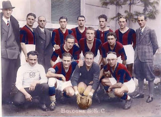 Il "Bologna Sezione Calcio" 1931-1932. Da sinistra, in piedi, la mitica linea d'attacco rossoblù: Gastone Baldi (in borghese), Bruno Maini, un dirigente dell'epoca, Rafael Sansone, Angelo Schiavio, Francisco Fedullo, Carlo Reguzzoni e l'allenatore Gyula Lelovich. Al centro, da sinistra, quelli della mediana: Aldo Donati, Mario Montesanto e Gastone Martelli. In basso, accosciata, la linea difensiva. Da sinistra: il massaggiatore Amedeo Bortolotti, Eraldo Monzeglio, Mario Gianni e Felice "Gisto" Gasperi.