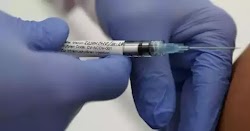  Η ελληνική κυβέρνηση φαίνεται πως είναι αποφασισμένη να εφαρμόσει μία άκρως επιθετική πολιτική εμβολιασμού των πολιτών -στα όρια τους εξανα...