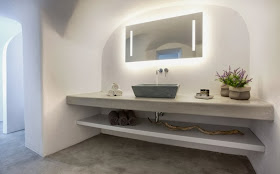 baño casa en santorini con estructuras de microcemento