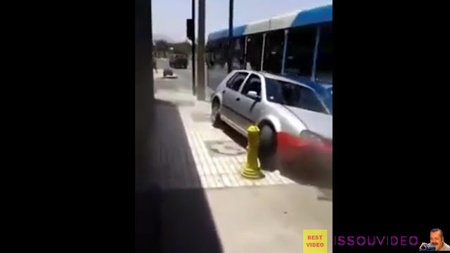 Un chauffeur de bus pète un câble issouvideo