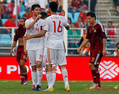 Xabi Alonso y Sergio Busquets celebrán un gol ante Venezuela