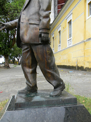 Hoje caminho parado, vendo a cidade passar, aos meus pes passam as folhas secas, que o vento leva e traz, de mim nada resta, sou pó, sou terra, sou ar, lembranças do meu verso solitário que jaz em solo de pedra. Meu corpo se difez mais uma vez, agora de mim levam a mala, que comigo carregava os papeis, onde um dia escrevi poemas e como um louco desvairado ninguém conhecia, sei que da minha mala vazia nada resta, o que resta  é a hipocresia e da minha mala vazia só resta a alça. Psicografia lúdica para Cabedelo Notícia.