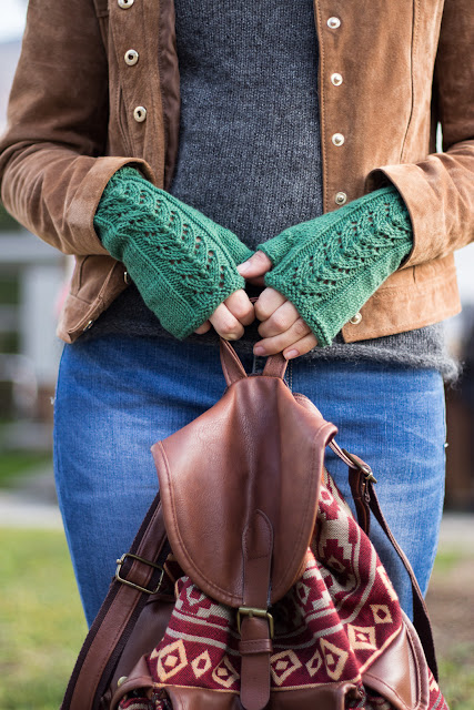 Kostenlose Anleitung für gestrickte Stulpen mit Ajourmuster 