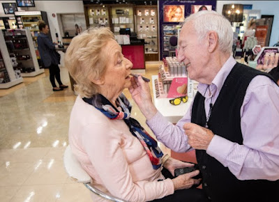 abuelo de 84 años maquilla a su esposa ciega