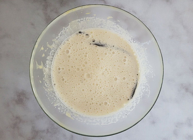 Lait et crème vanillés mélangés aux jaunes blanchis