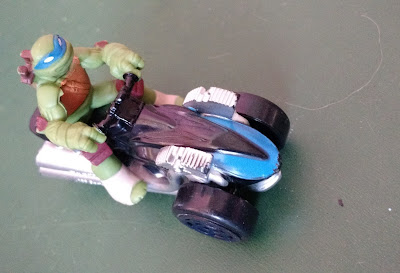 Miniatura de triciclo com o tartaruga ninja Leonardo pilotando da marca Viacom  R$ 10,00