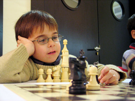 niño jugando ajedrez