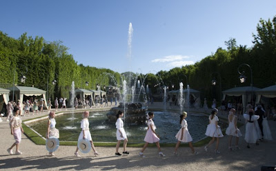 Desfile de chanel en los jardínes de Versalles