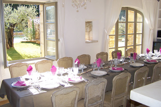 Table dressée pour 16 personnes