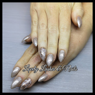 Foto van nagels met glitter gellak en marble nailart in Dronten op www.lovelylashesnails.nl