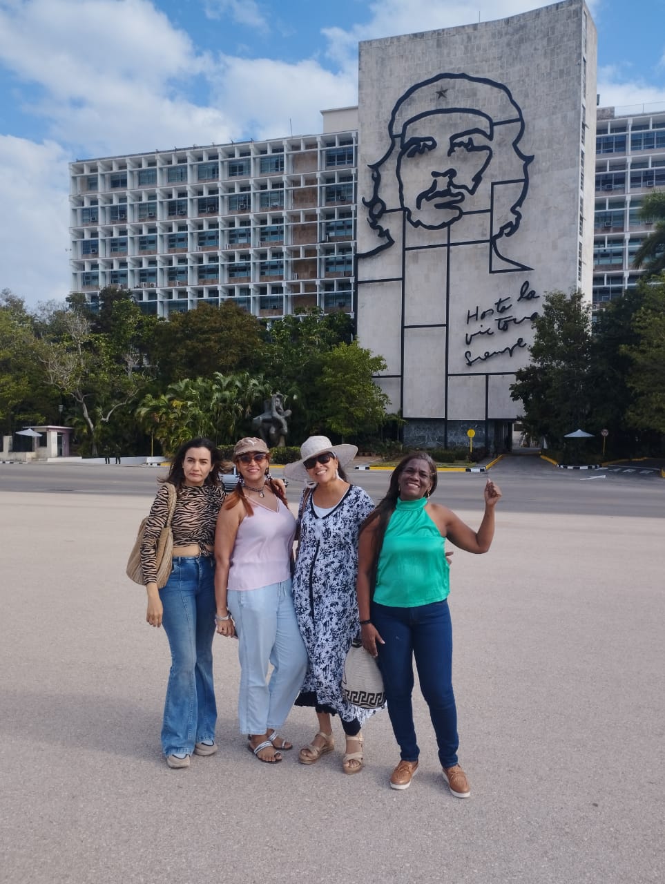 https://www.notasrosas.com/Feria Municipal del Libro y la Lectura, de La Habana: evento donde participó la poetisa riohachera, Lindantonella Solano Mendoza