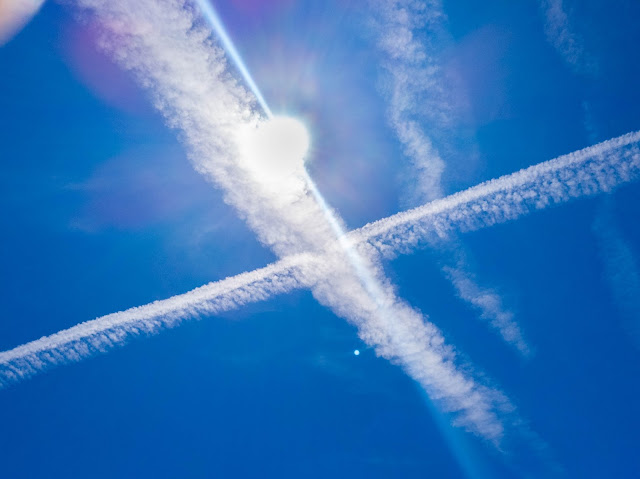 Cuando el viento juega con las estelas de los aviones