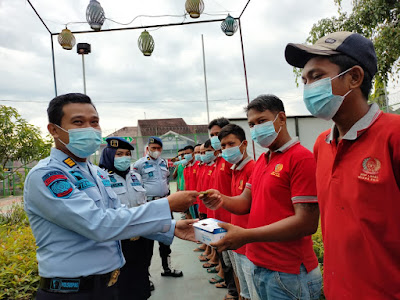 Pencegahan Covid-19, Lapas Muara Enim Bagikan Masker dan Multivitamin Kepada Petugas dan Warga Binaan 