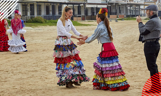 Raquel Sánchez Silva y Laura Sánchez en el rocío vestidas de flamenca durante el rodaje de maestros de la costura