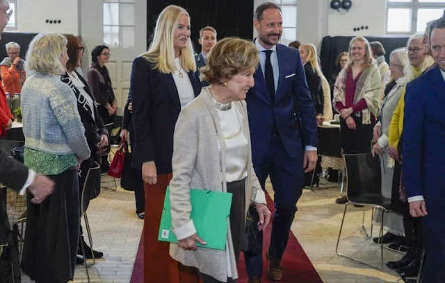 Crown Princess Mette-Marit, Queen Sonja and Crown Prince Haakon attended weaving symposium at the Queen Sonja Art Stable