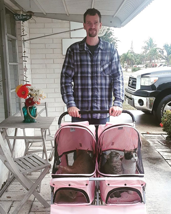 30 Adorable Pictures Of Men With Their Cats