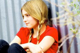 Willow Shields Hairstyles