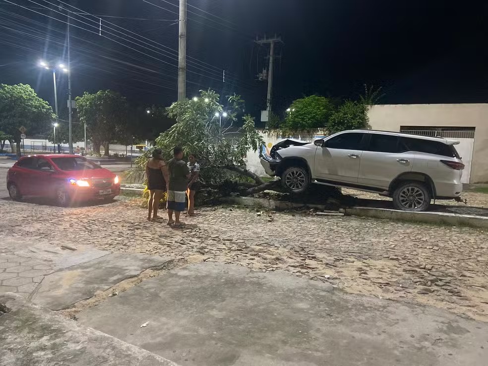 Prefeito de cidade no Ceará bate caminhonete em árvore