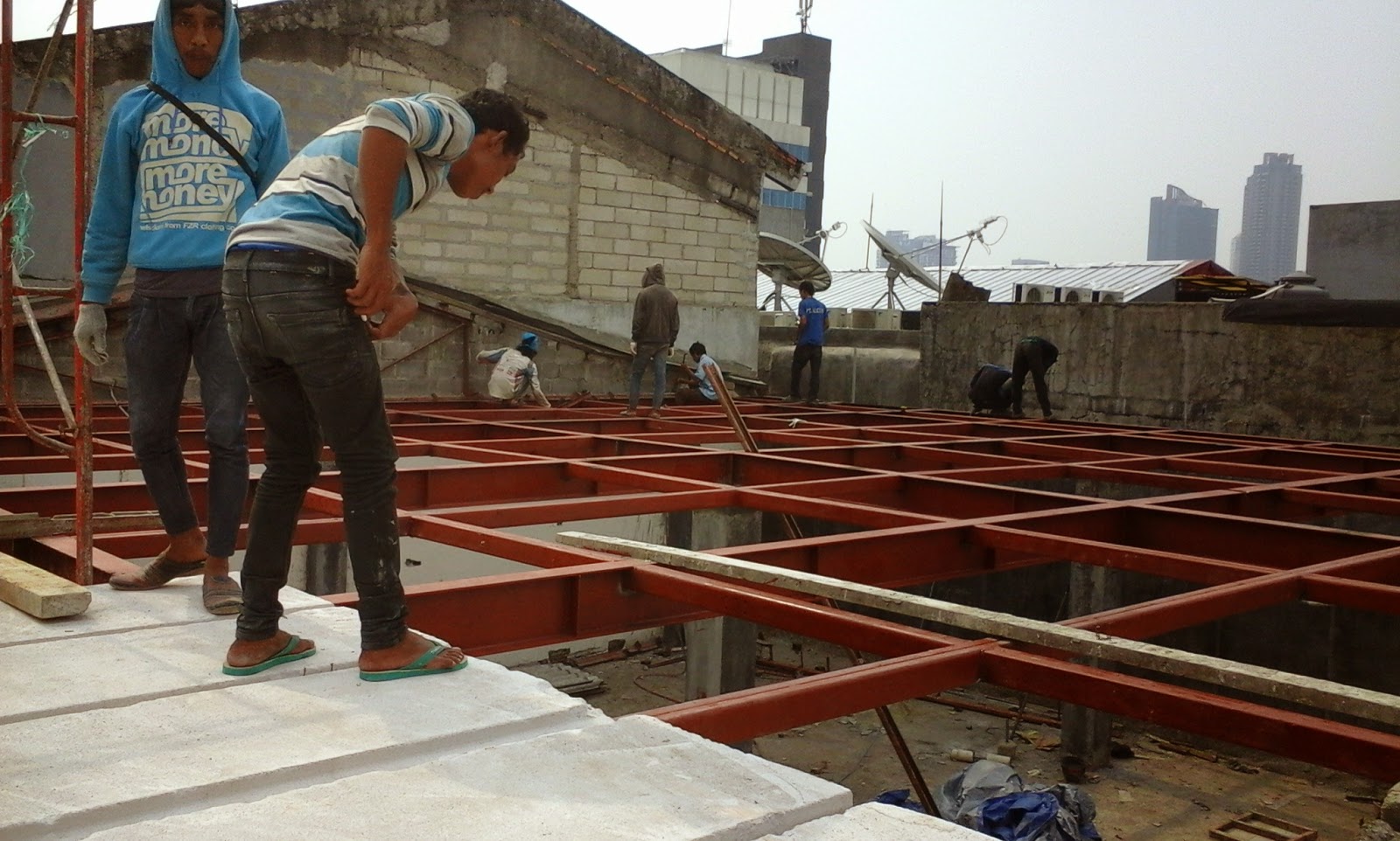 Pemasangan Panel Lantai di  Atas  Konstruksi Besi Baja 