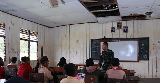 Peduli Pendidikan, Prajurit TNI Yonif 403/WP Menjadi Guru Penggerak di Perbatasan RI-PNG.