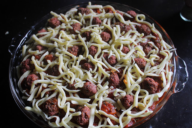Baked Meatball Spaghetti Pie - Azie Kitchen