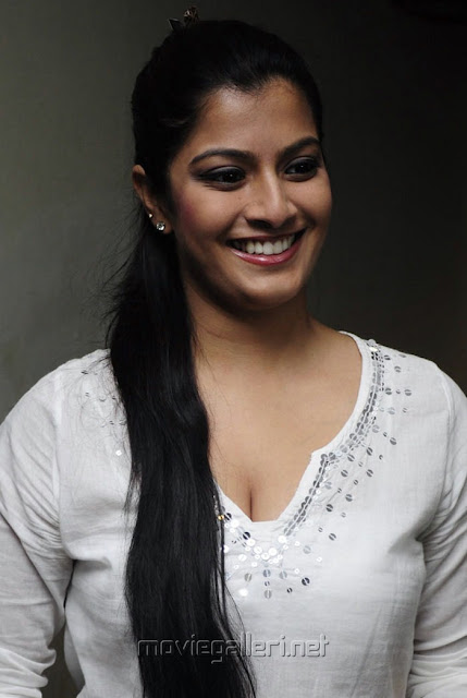 Varalaxmi Sarathkumar Actress Profile and Biography: Hot. Sexy, Cute. Spicy, Unseen, Saree, Navel and HD Photos and Pictures