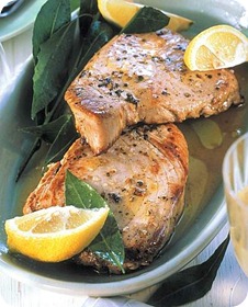 Trance di tonno al limone e alloro