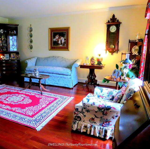 Damask fabrics and antiques in the Living Room