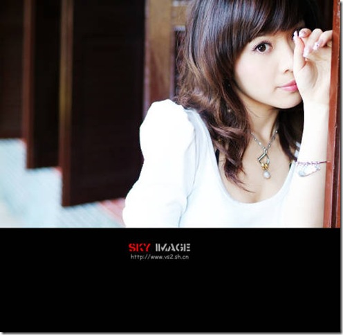 Beautiful woman's portrait in ancient dwelling_-2147483645